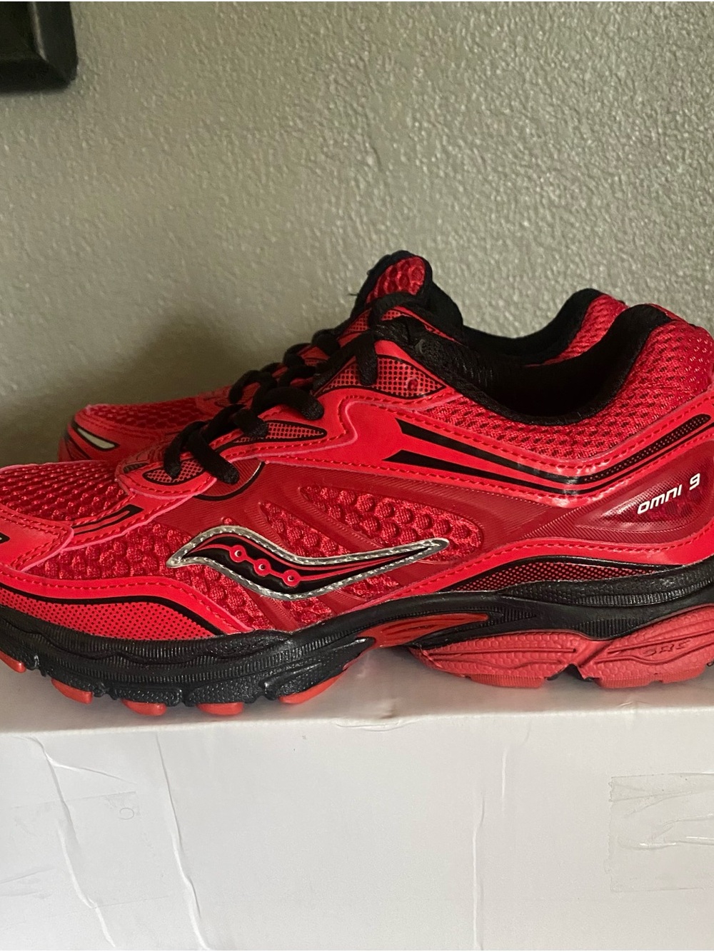 Saucony Omni 9 Running Shoes in Bright Red and Black